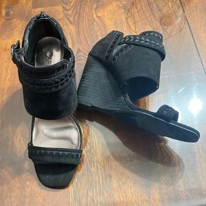 Carlos black wedges Sz 7.5 zipper in back.